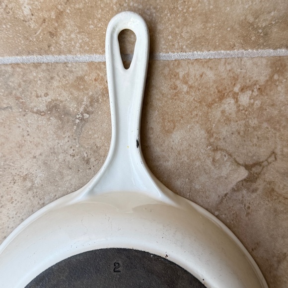 Le Creuset 20 Enameled Cast Iron Skillet Made In France Double Pour Spouts VGUC - Picture 8 of 9